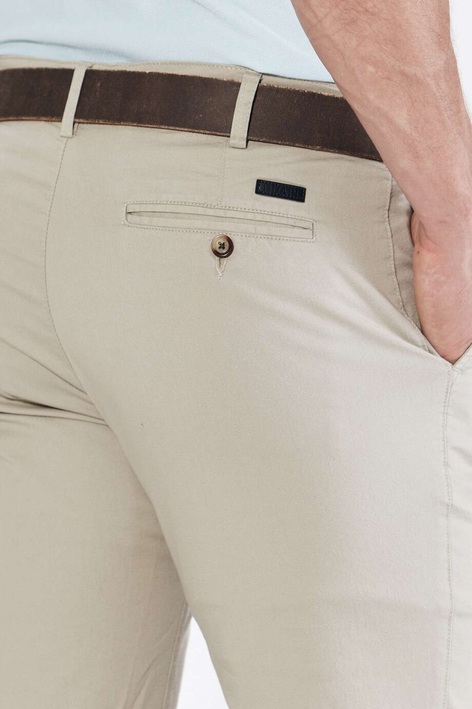 Chino básico regular fit de gabardina liviana