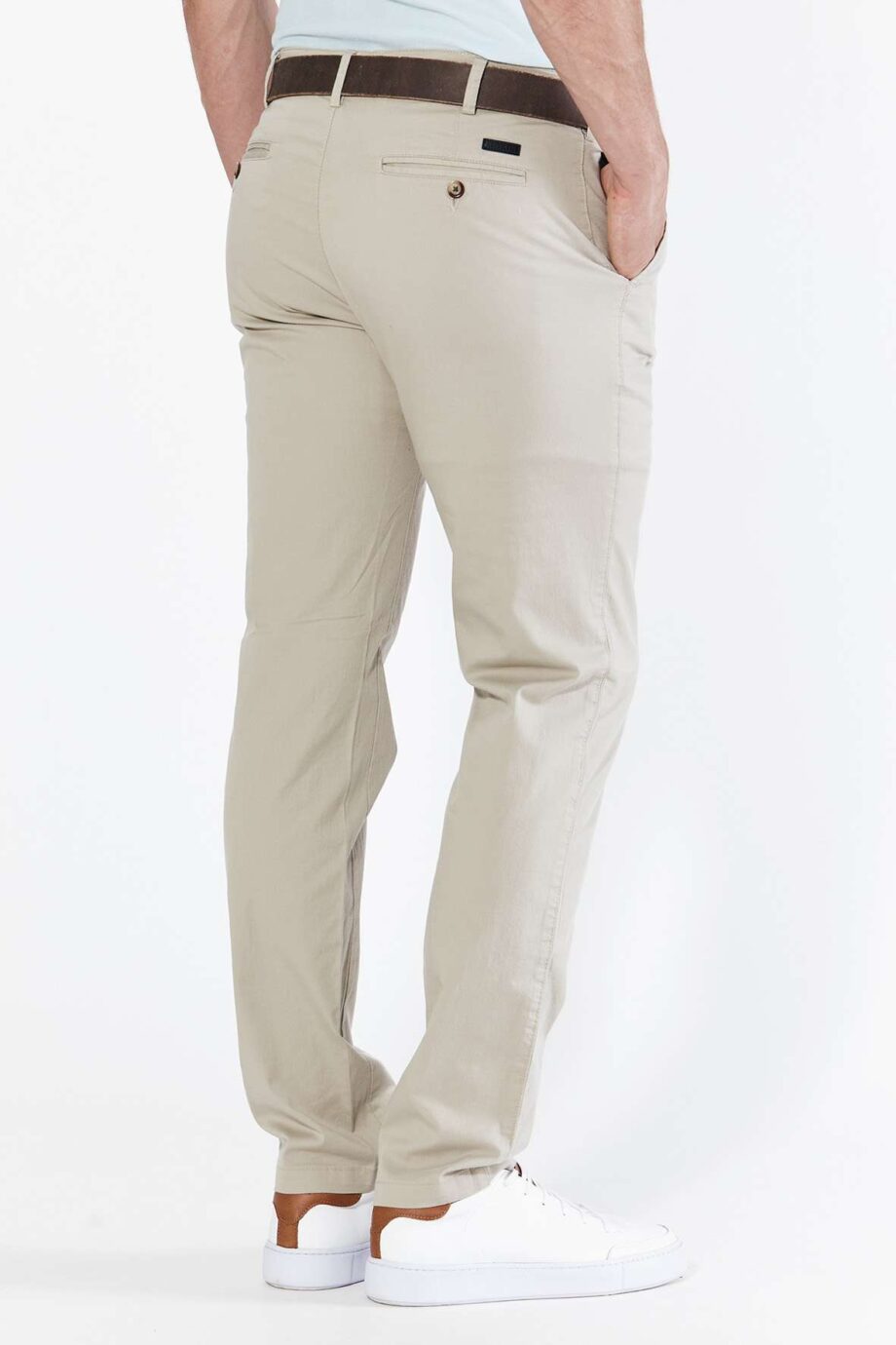 Chino básico regular fit de gabardina liviana