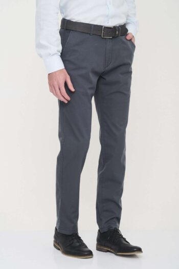 Chino básico regular fit de gabardina liviana