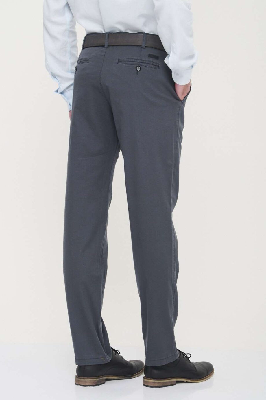 Chino básico regular fit de gabardina liviana