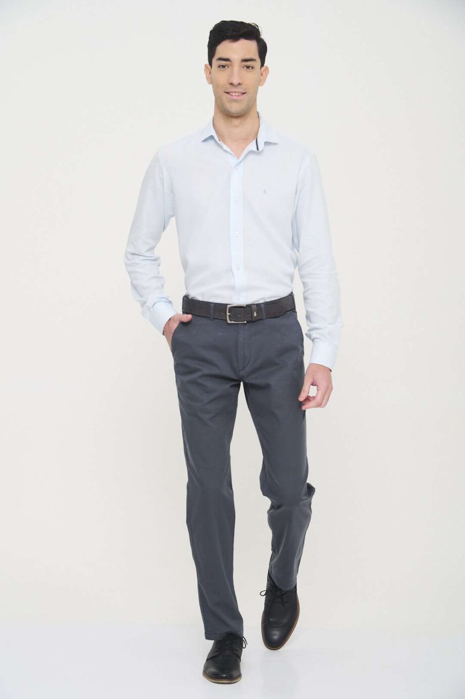 Chino básico regular fit de gabardina liviana