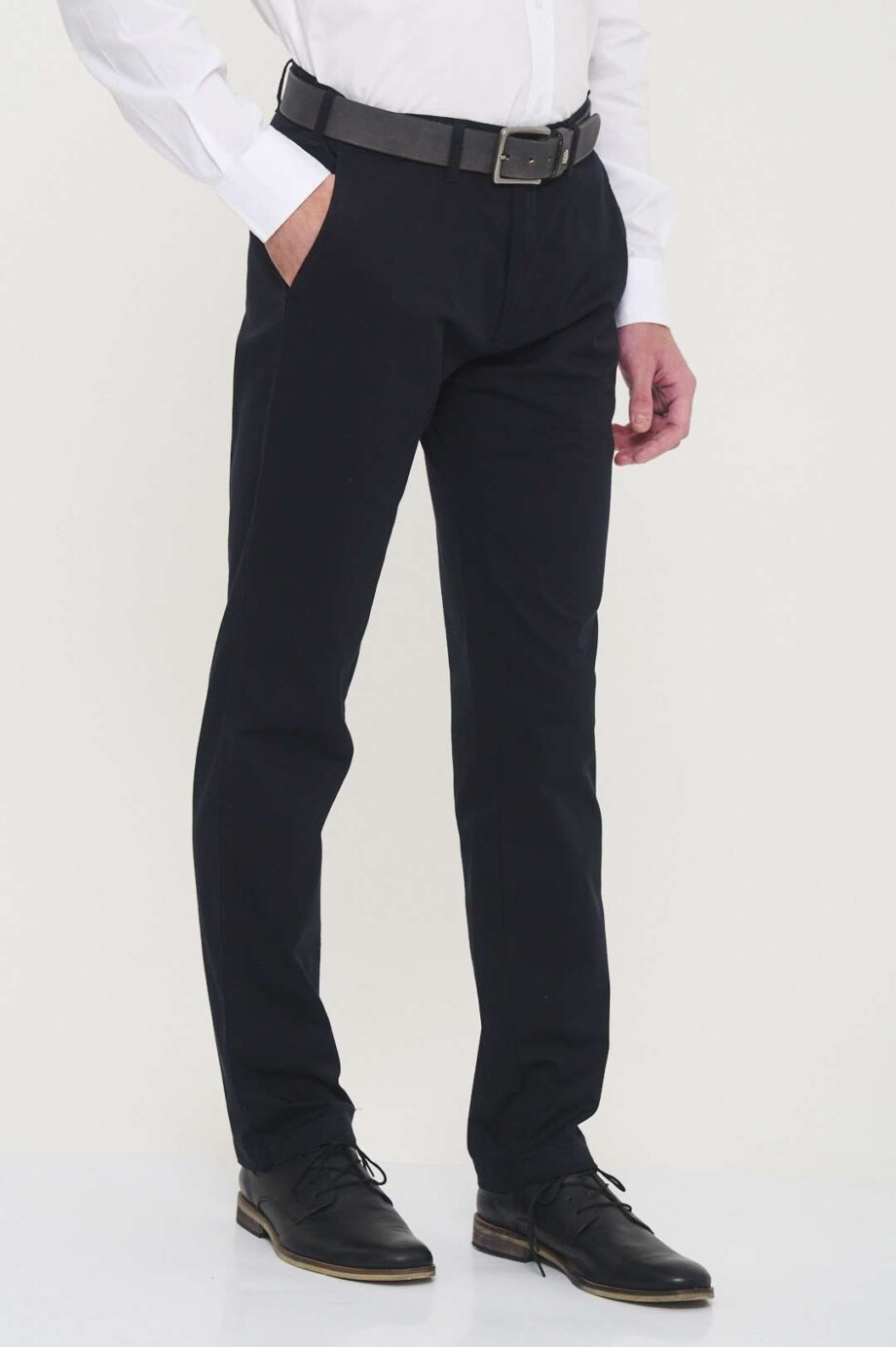 Chino básico regular fit de gabardina liviana