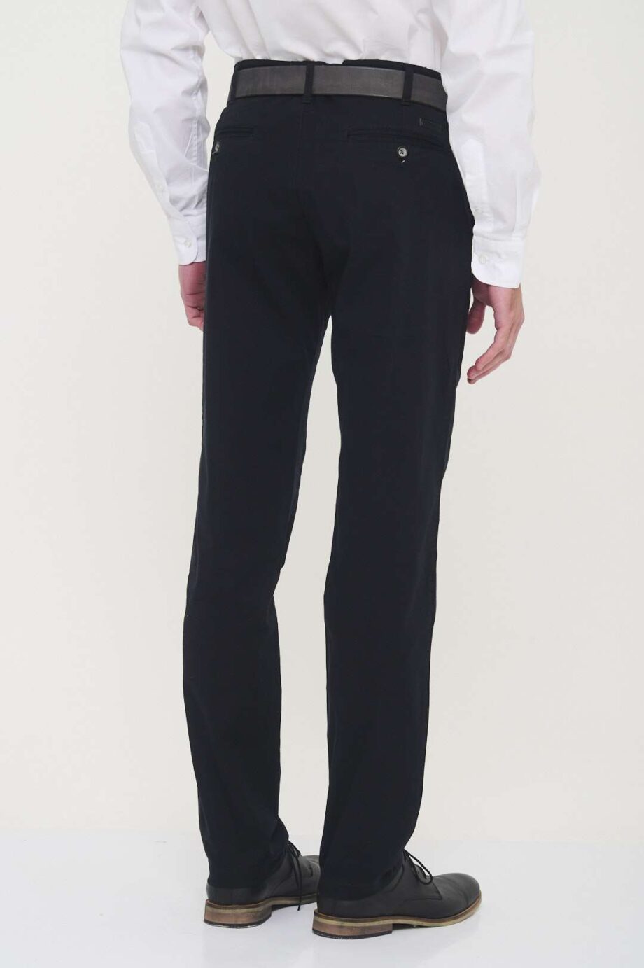 Chino básico regular fit de gabardina liviana
