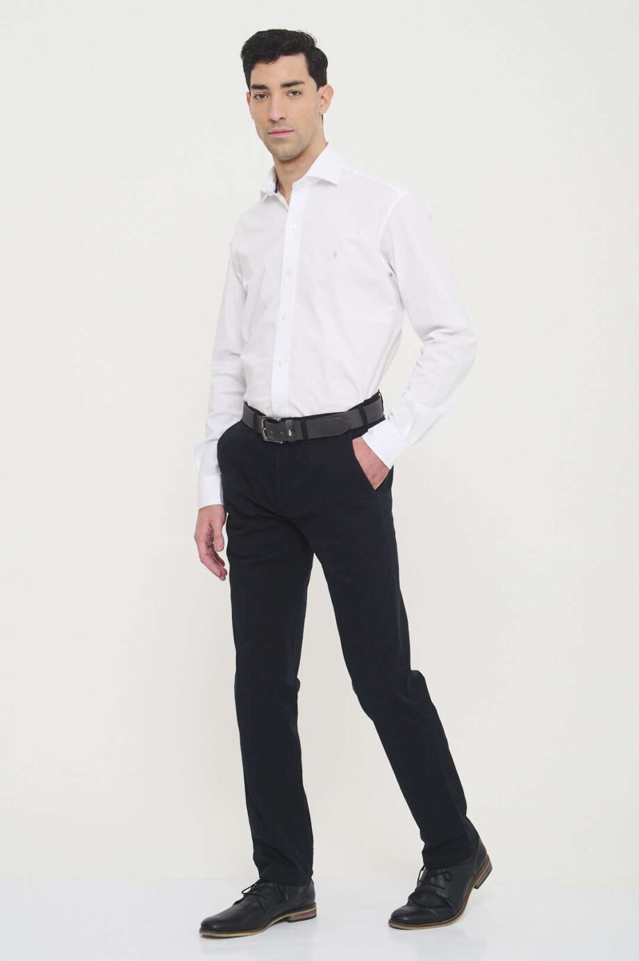 Chino básico regular fit de gabardina liviana