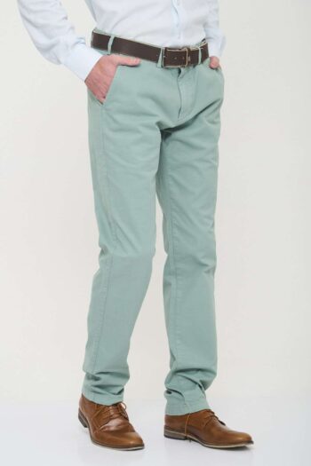 Chino básico regular fit de gabardina teñida