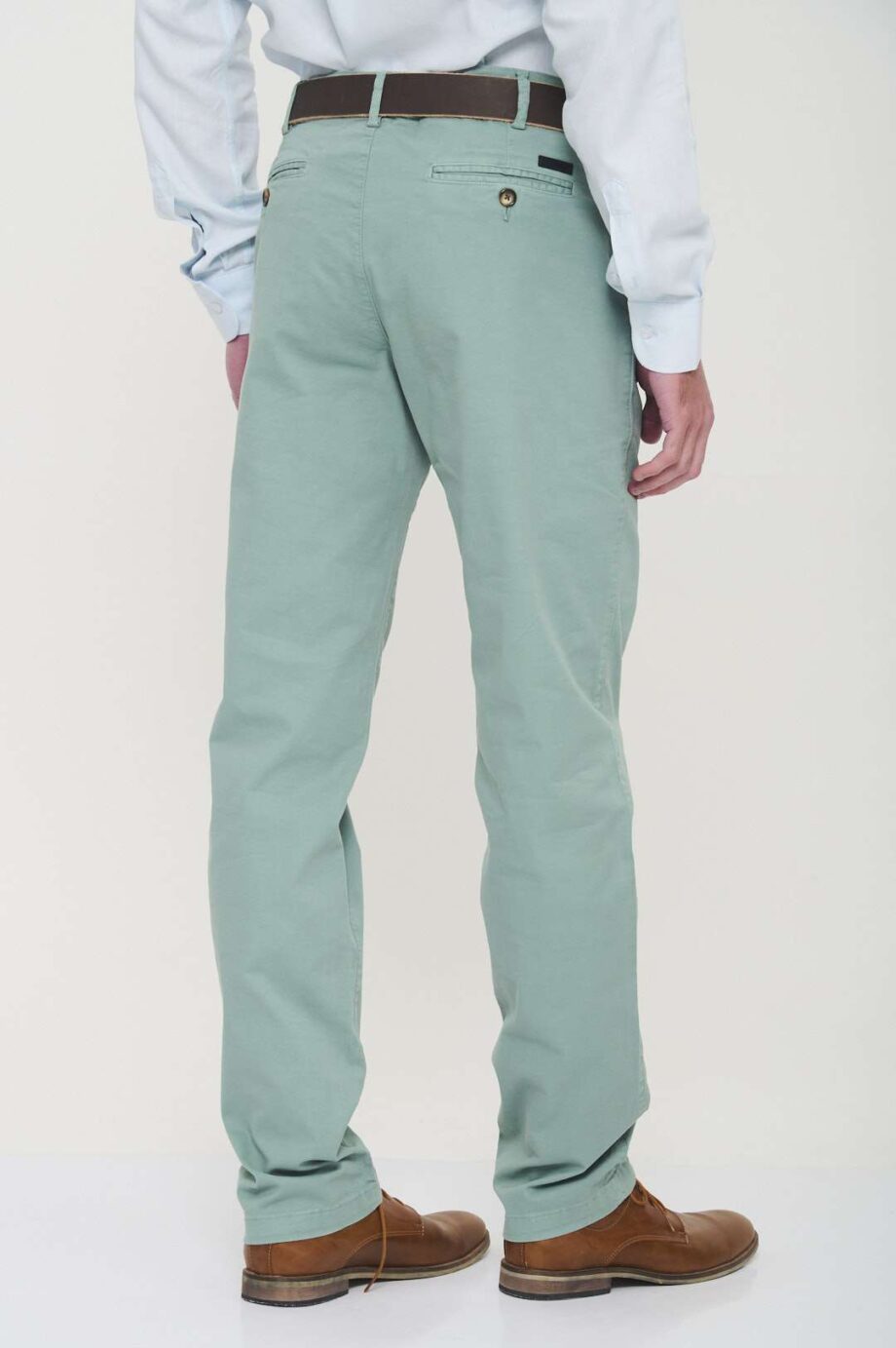 Chino básico regular fit de gabardina teñida