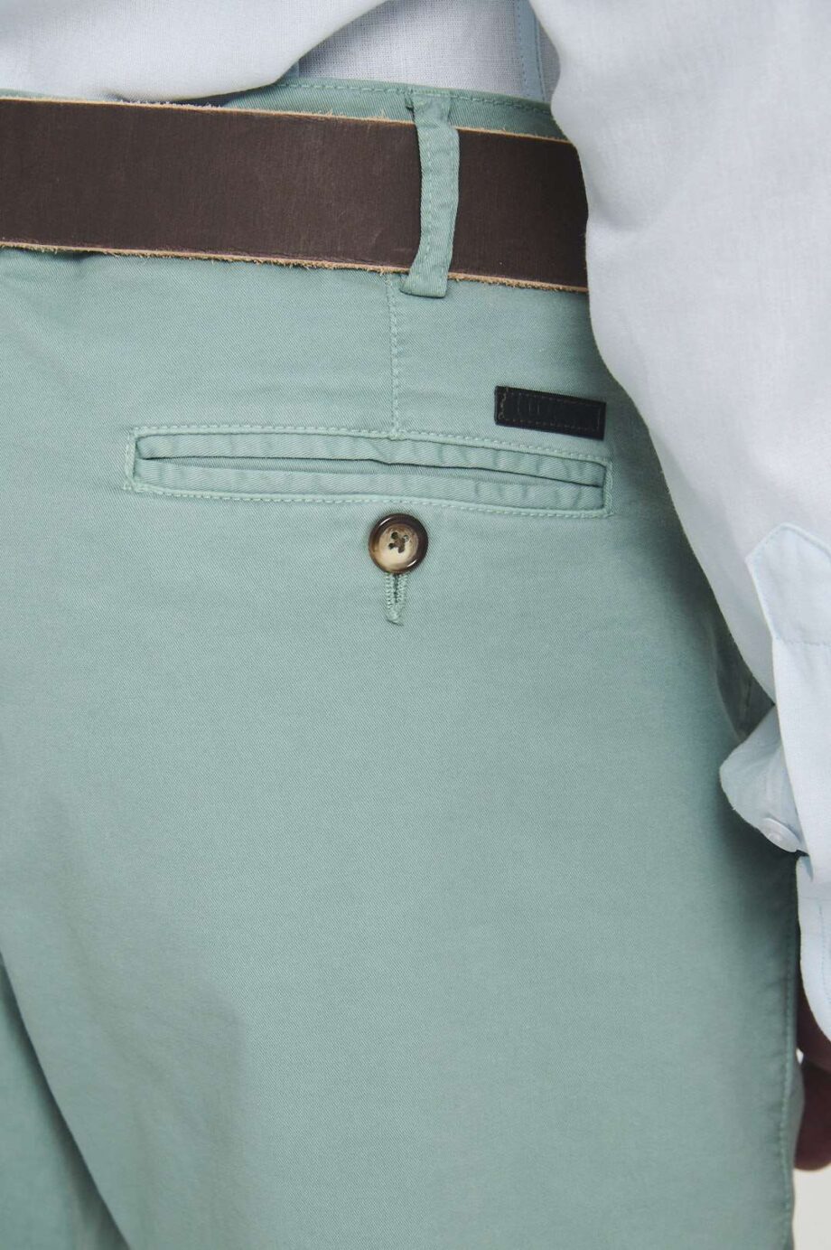Chino básico regular fit de gabardina teñida