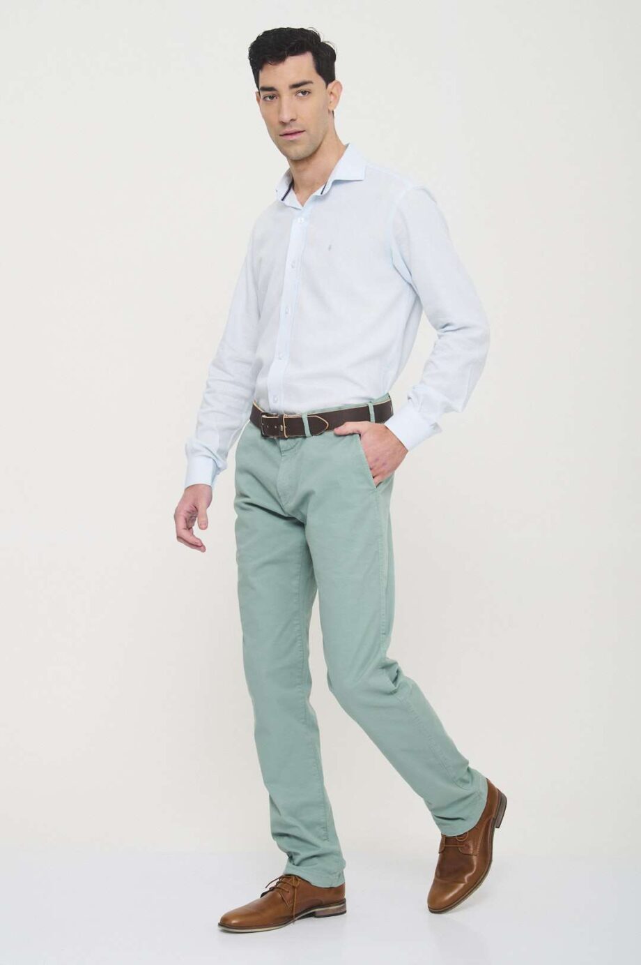 Chino básico regular fit de gabardina teñida