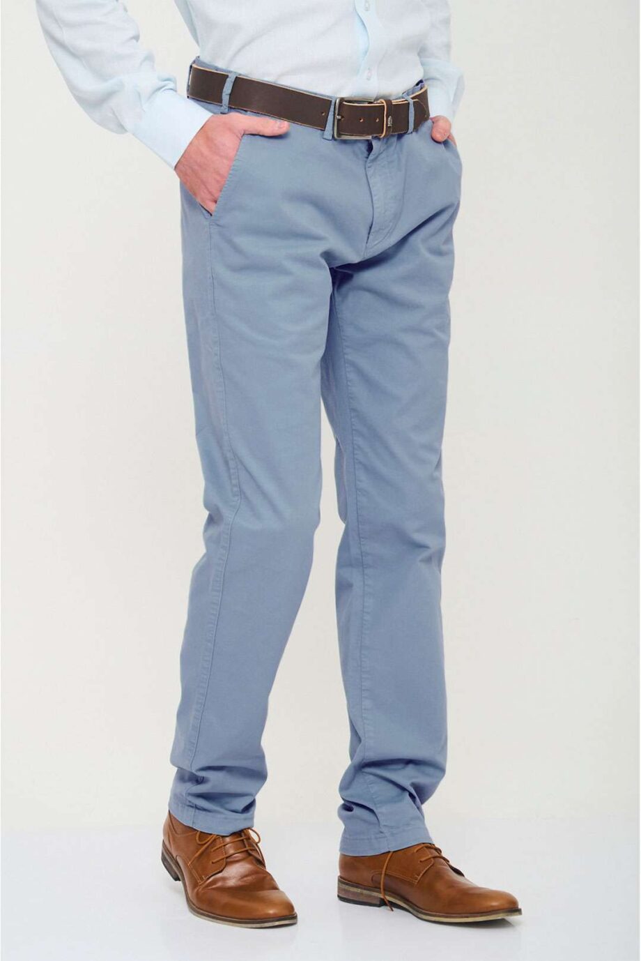 Chino básico regular fit de gabardina teñida