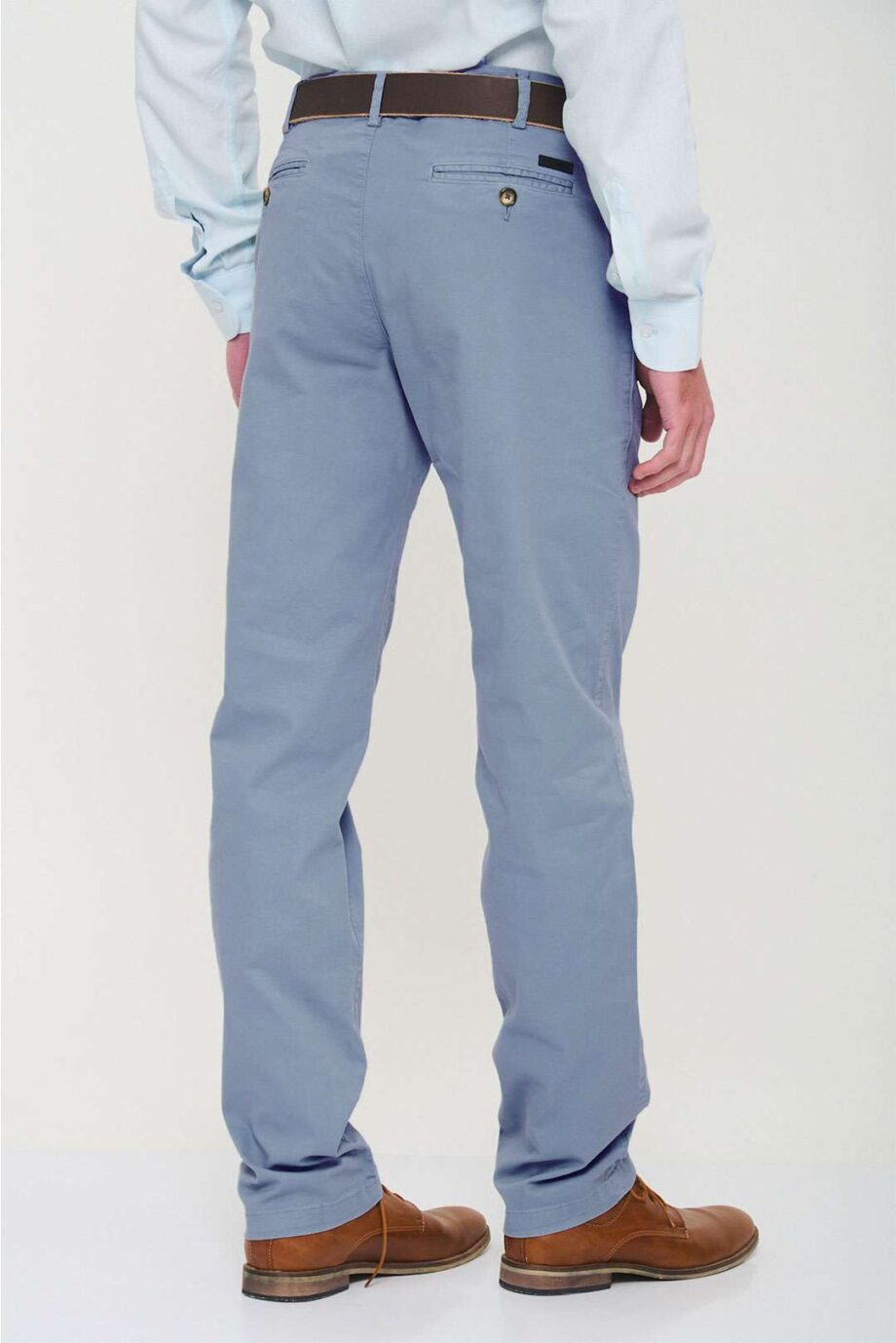 Chino básico regular fit de gabardina teñida