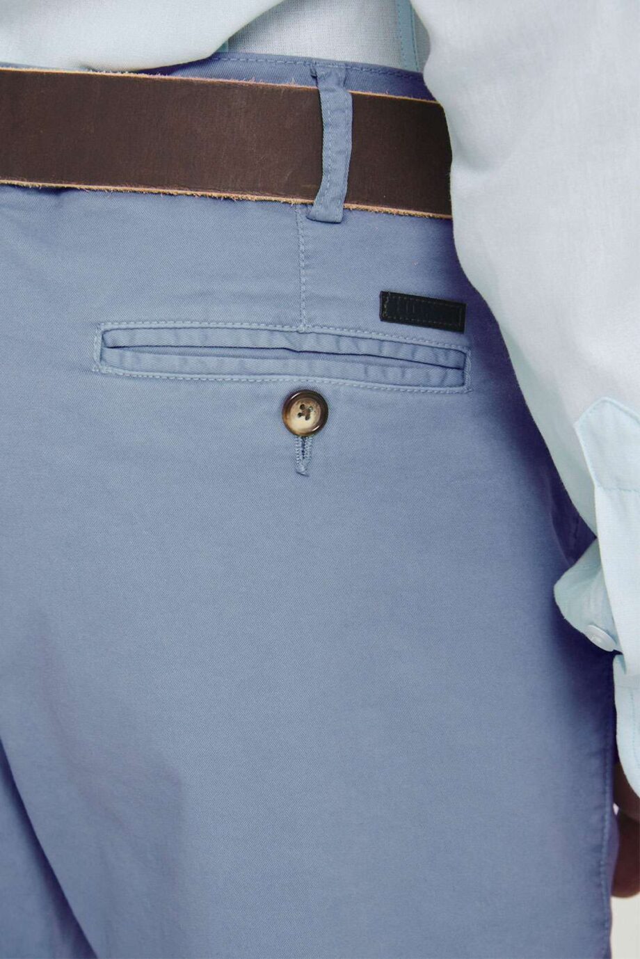 Chino básico regular fit de gabardina teñida