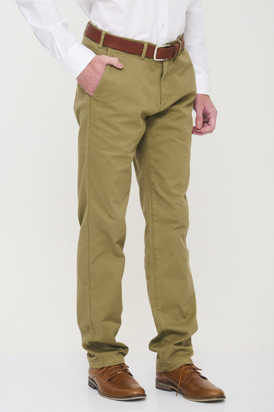 Chino básico regular fit de gabardina teñida