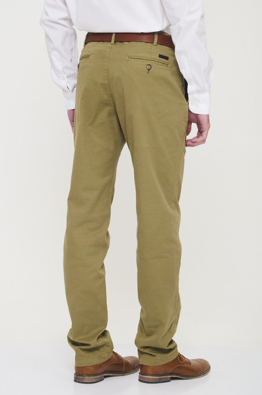 Chino básico regular fit de gabardina teñida