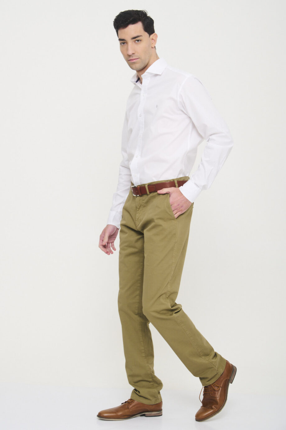Chino básico regular fit de gabardina teñida