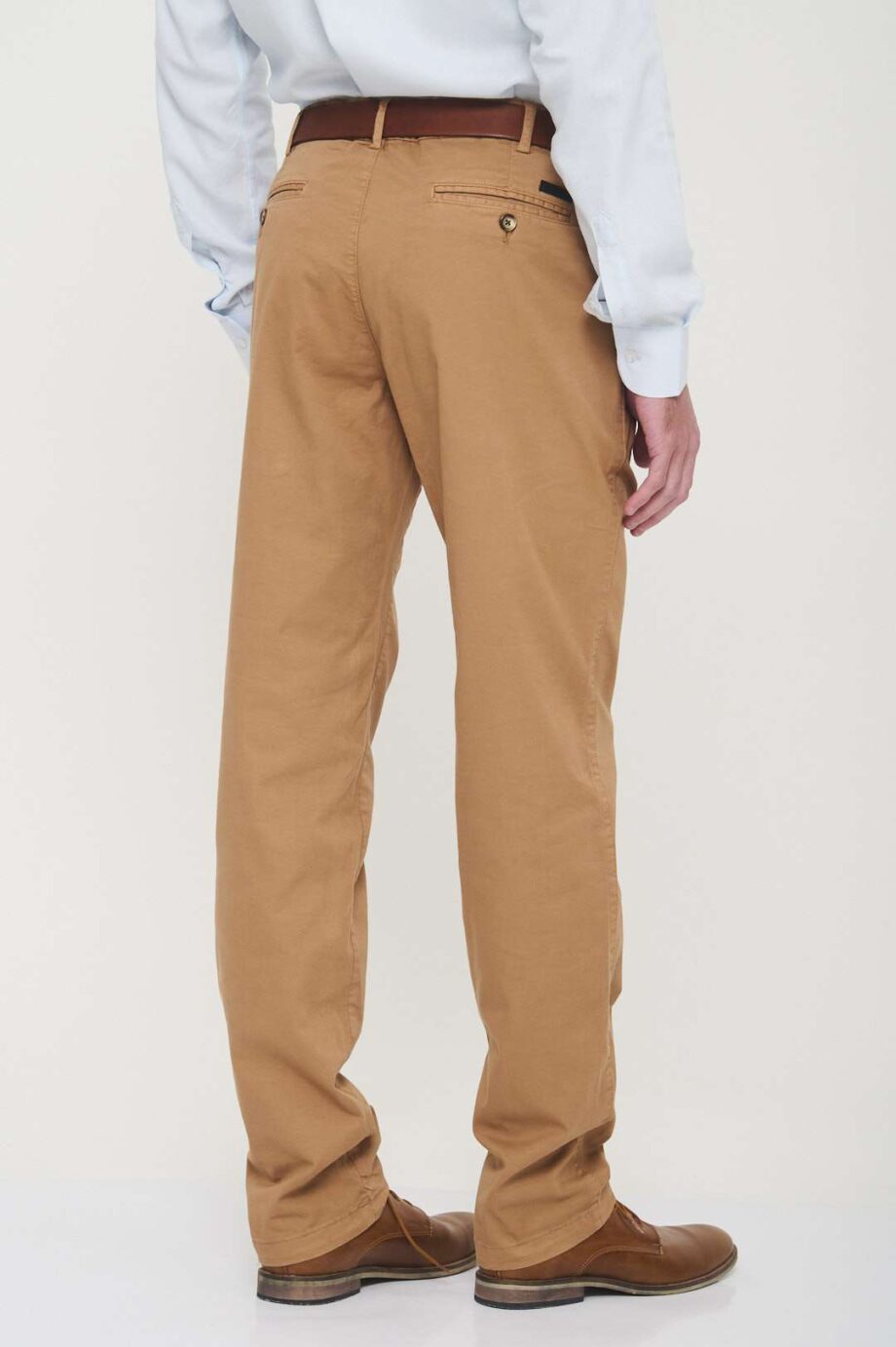 Chino básico regular fit de gabardina teñida