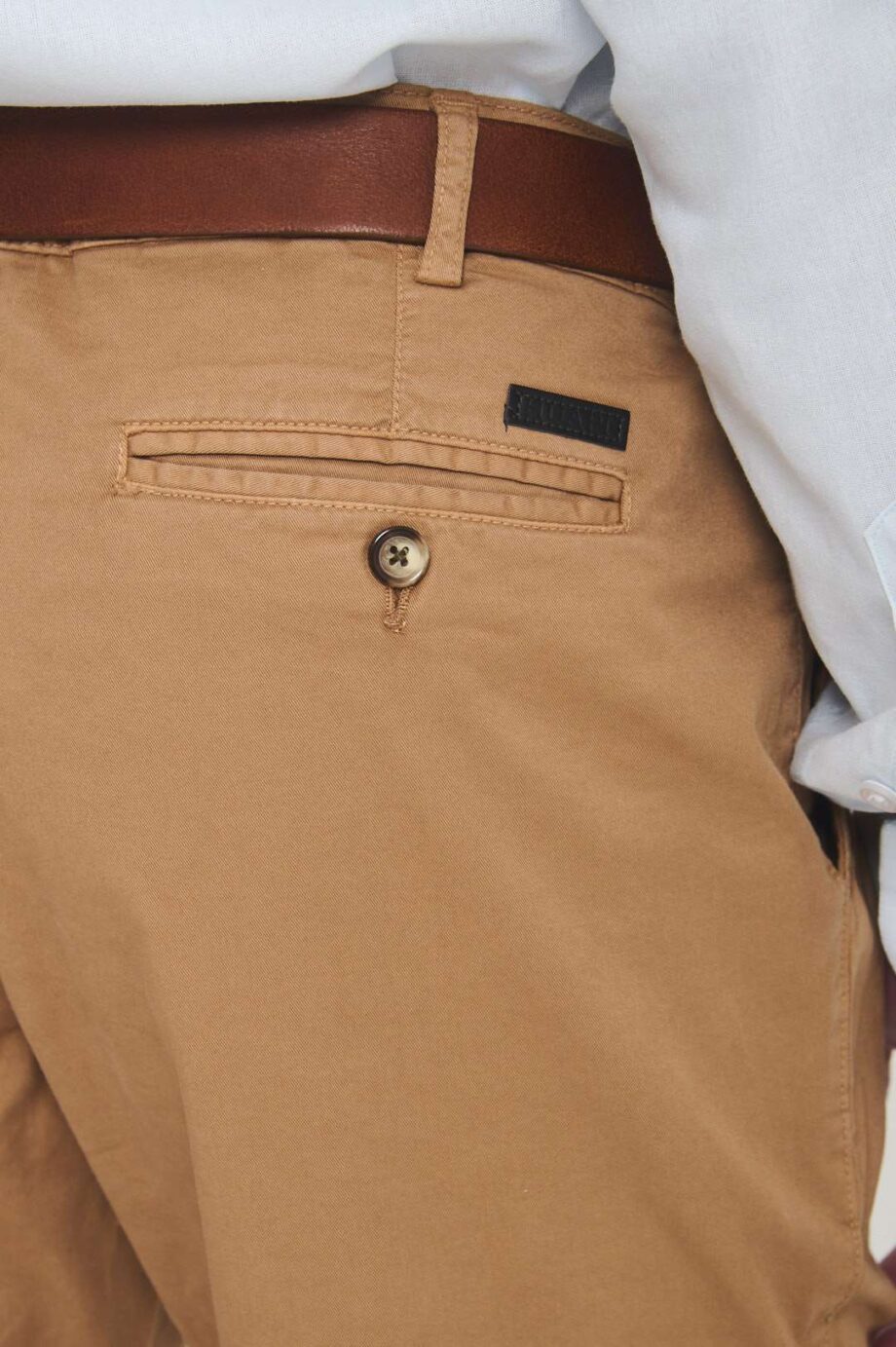 Chino básico regular fit de gabardina teñida