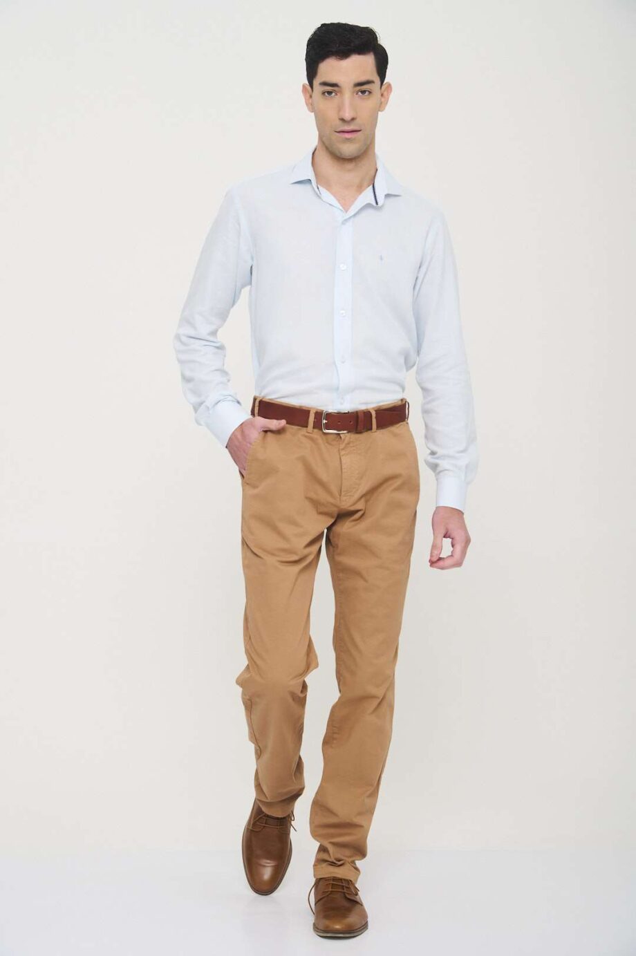 Chino básico regular fit de gabardina teñida