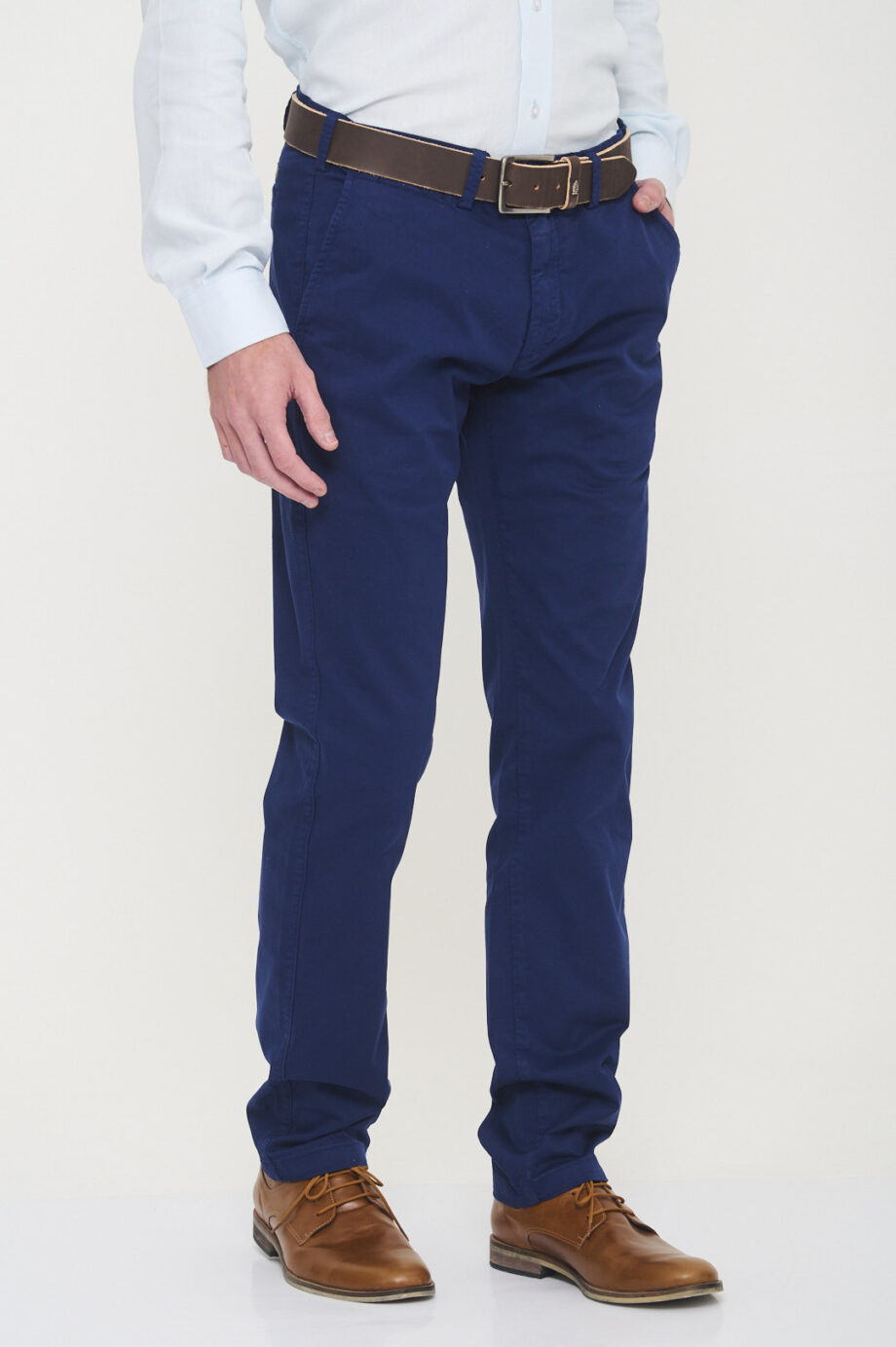 Chino básico regular fit de gabardina teñida