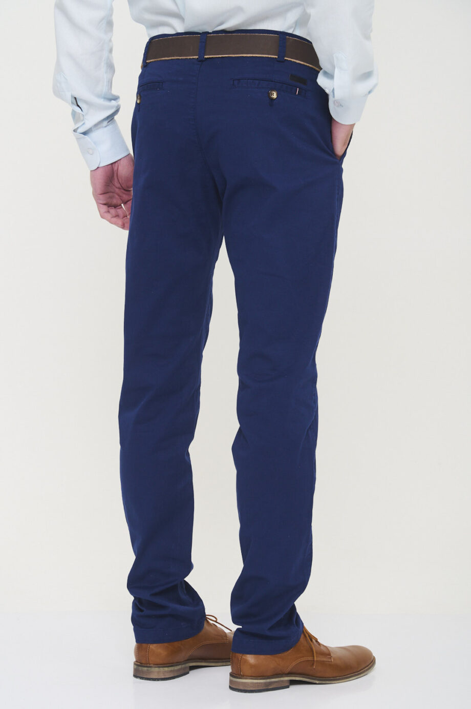 Chino básico regular fit de gabardina teñida