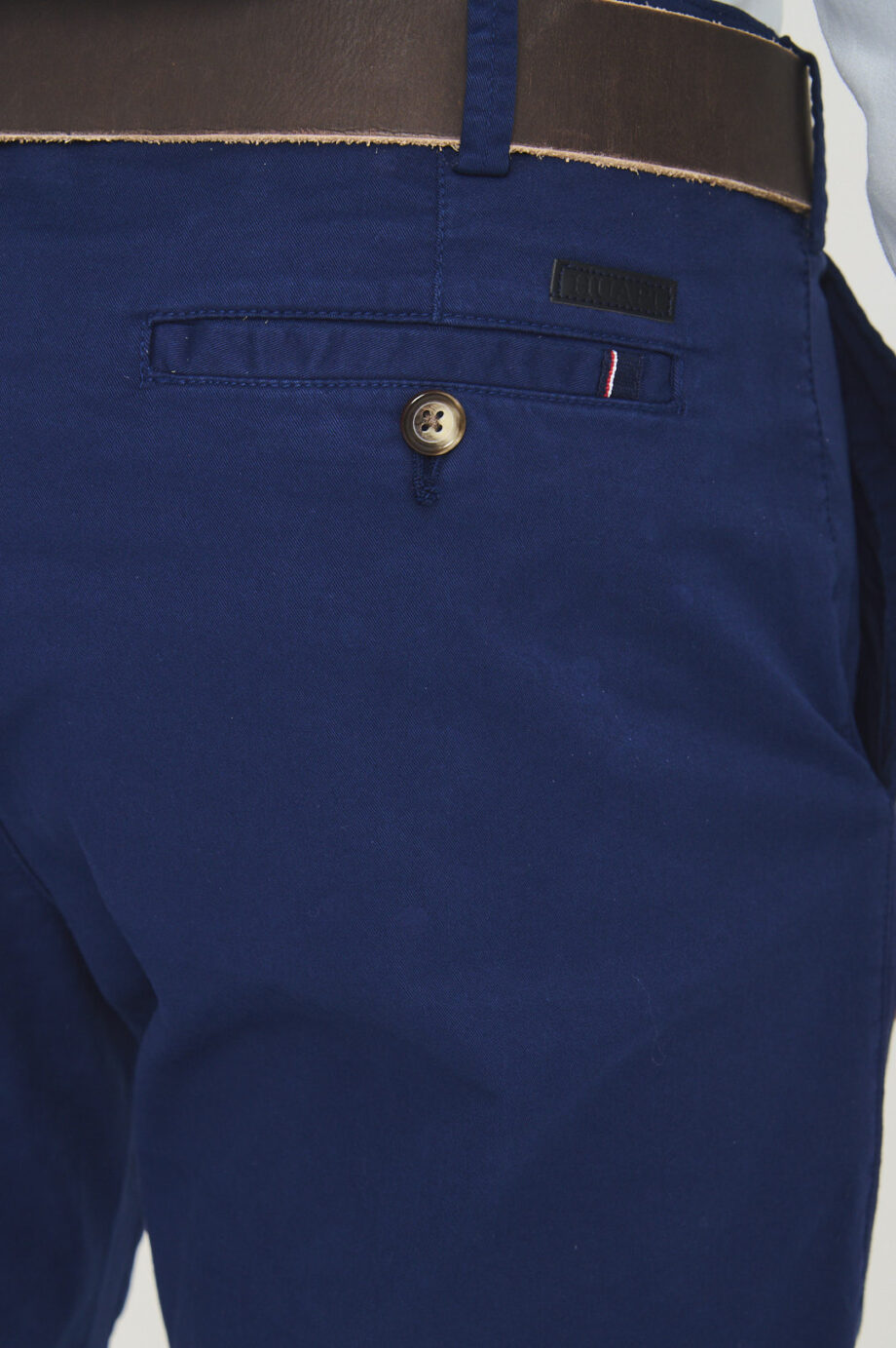 Chino básico regular fit de gabardina teñida