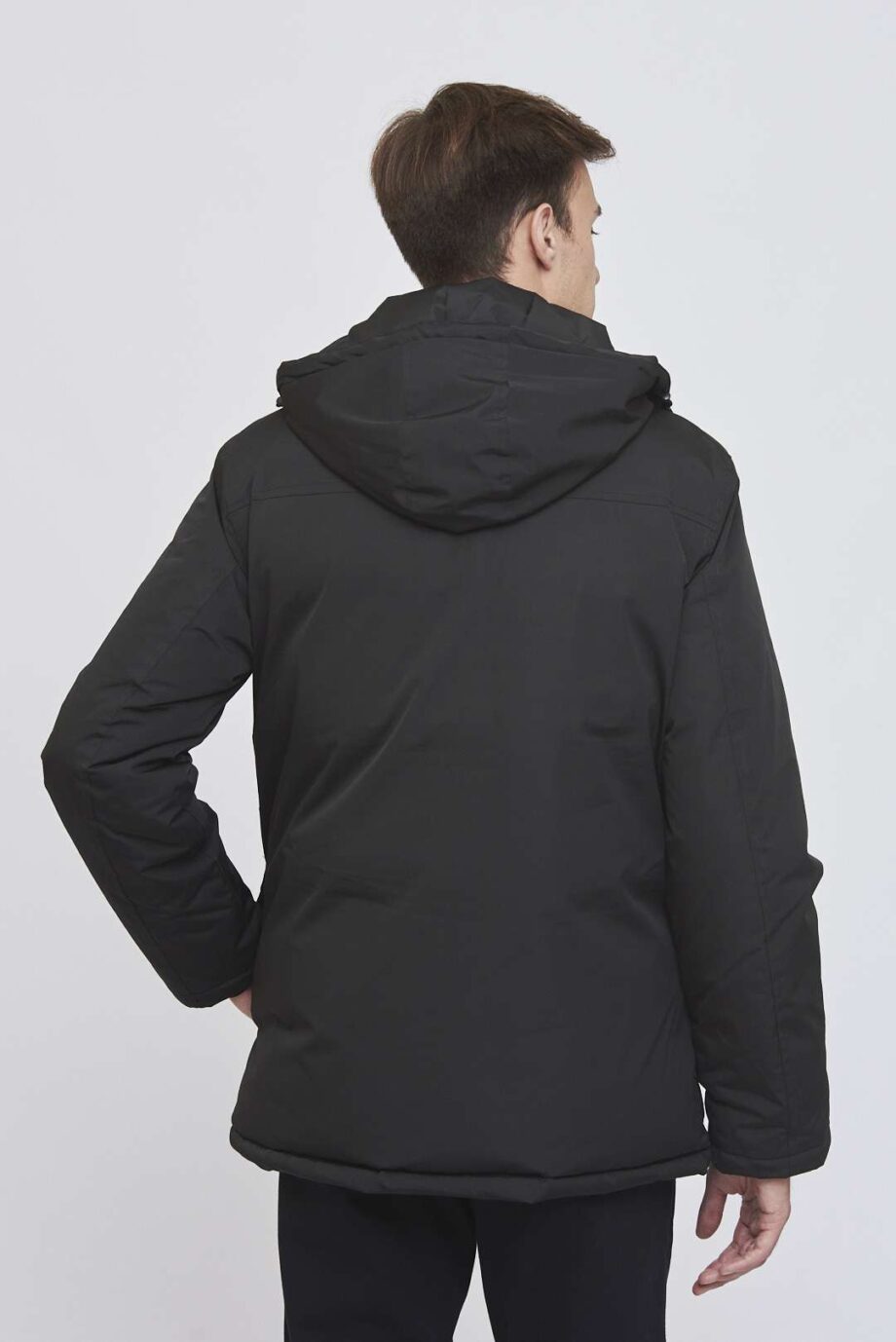 Parka con capucha y bolsillos