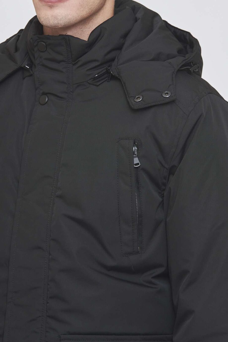 Parka con capucha y bolsillos