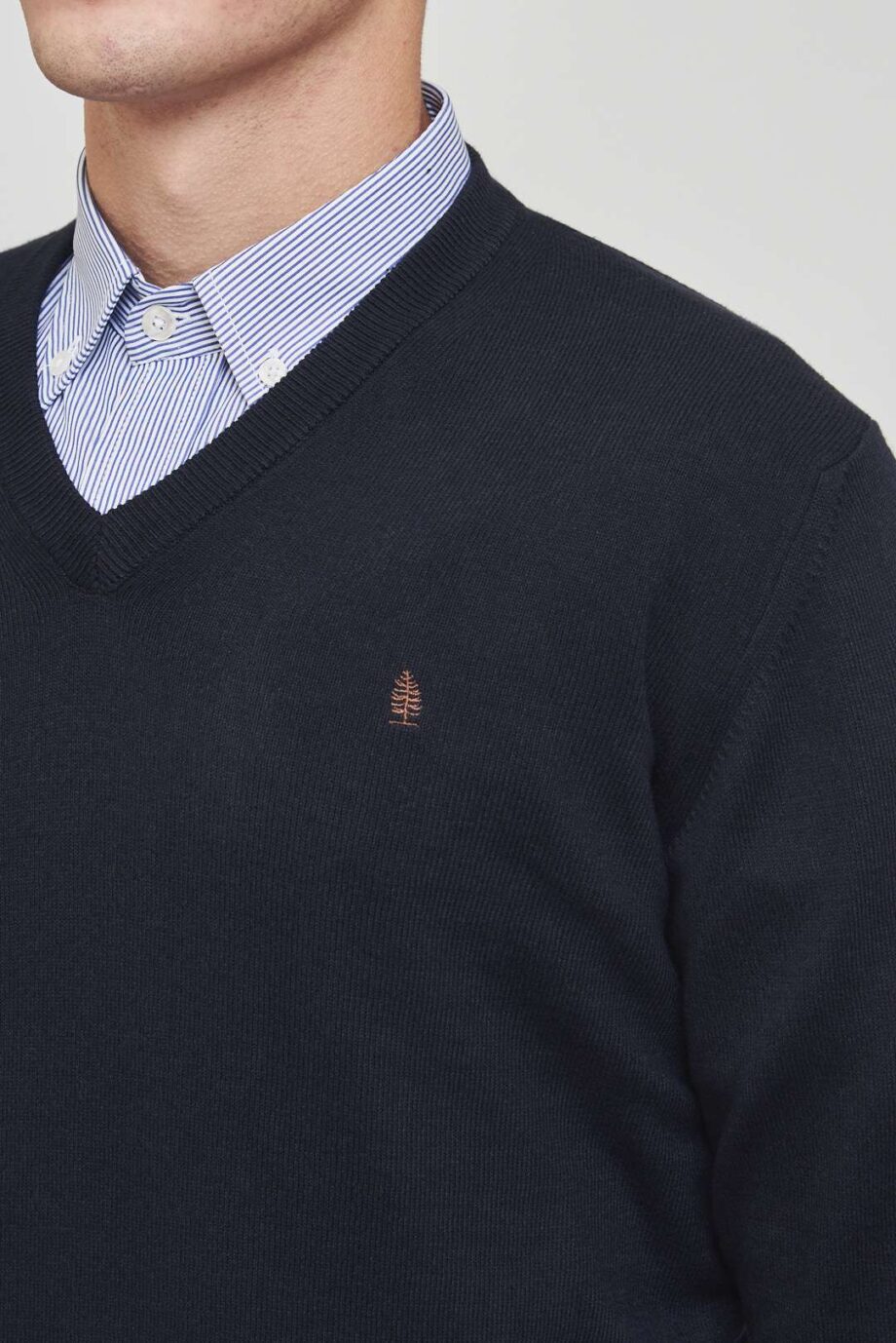 Sweater de hilo escote v