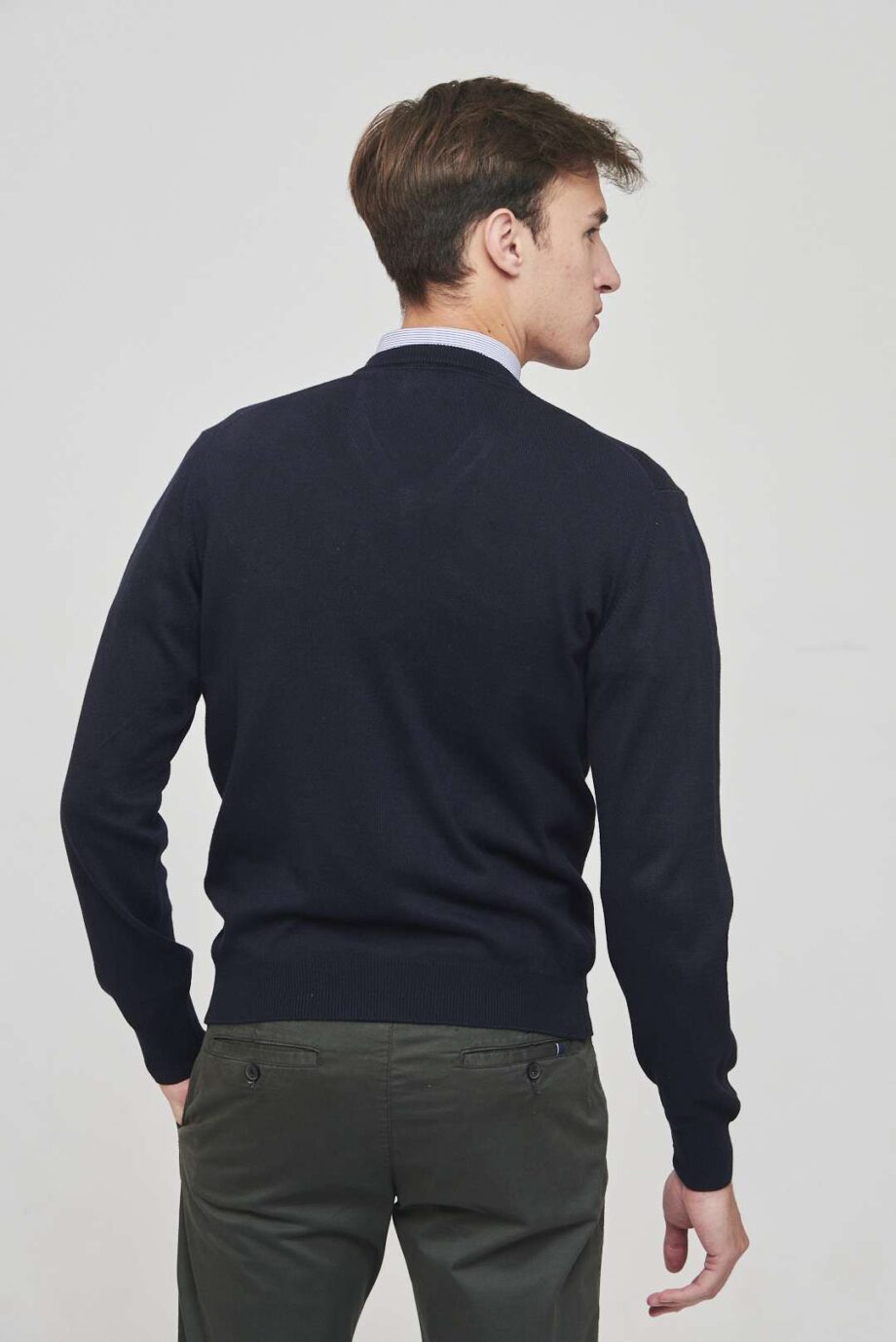 Sweater de hilo escote v