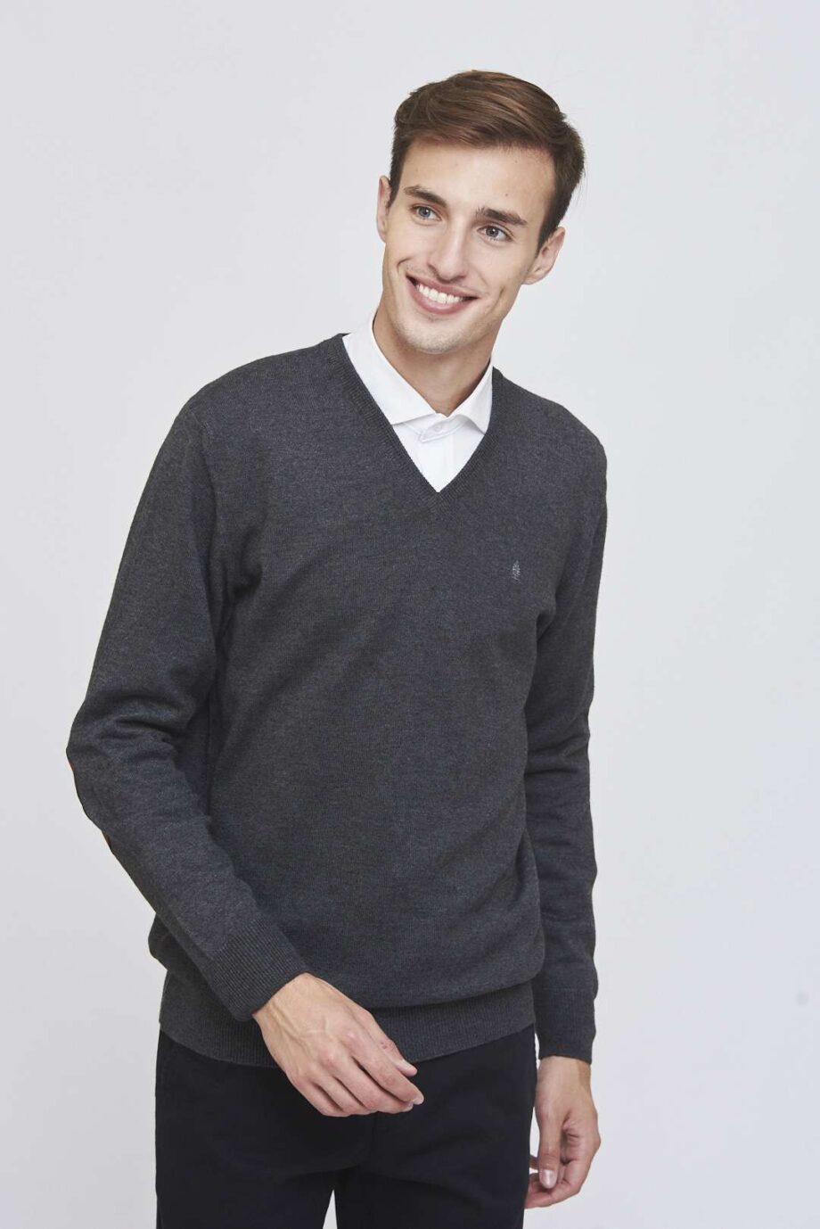 Sweater escote V liso con codera de gamuza de lana liviana