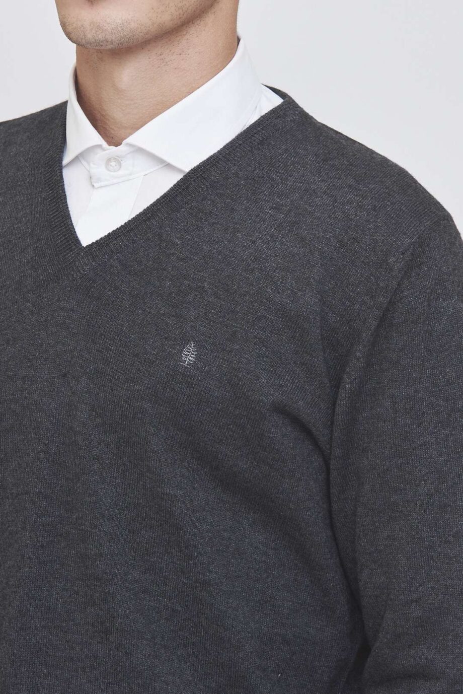 Sweater escote V liso con codera de gamuza de lana liviana