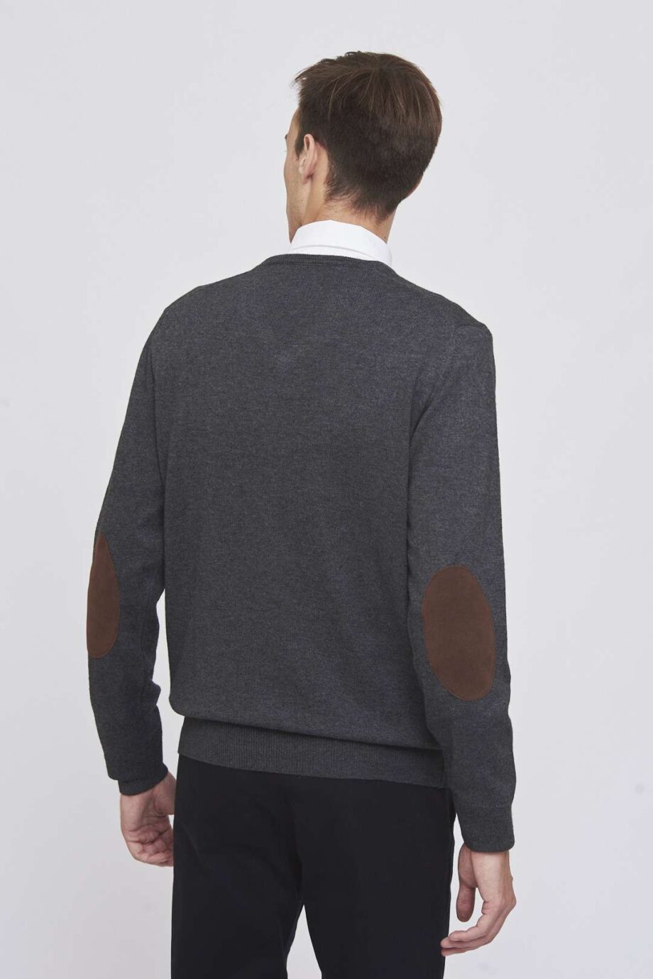 Sweater escote V liso con codera de gamuza de lana liviana