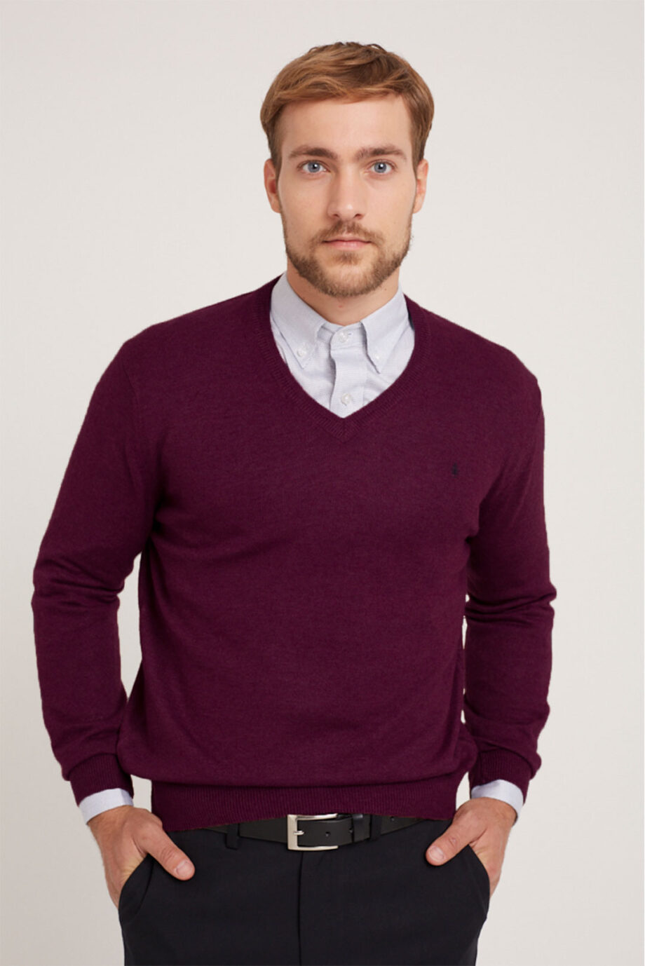 Sweater escote V liso con codera de gamuza de lana liviana