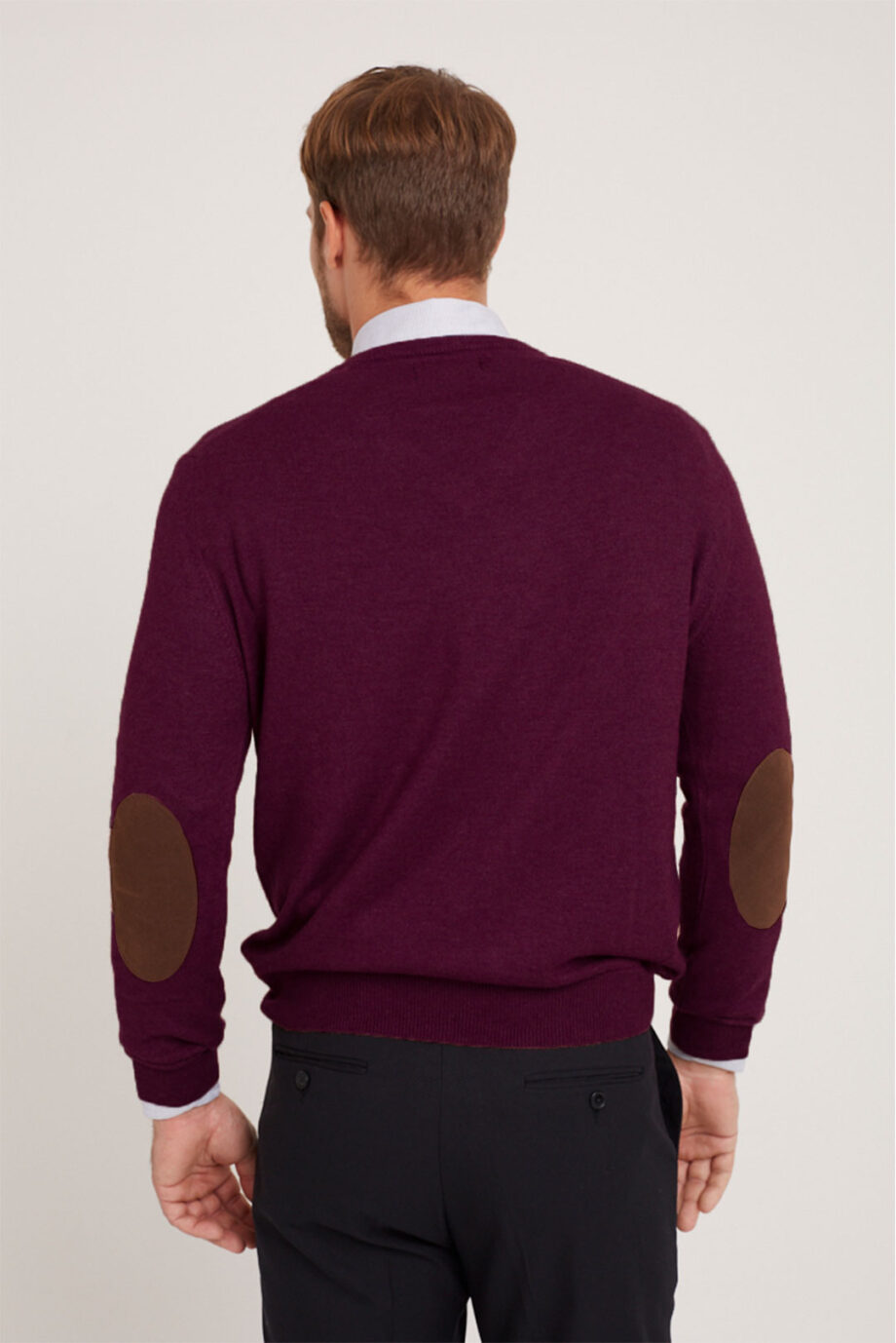 Sweater escote V liso con codera de gamuza de lana liviana