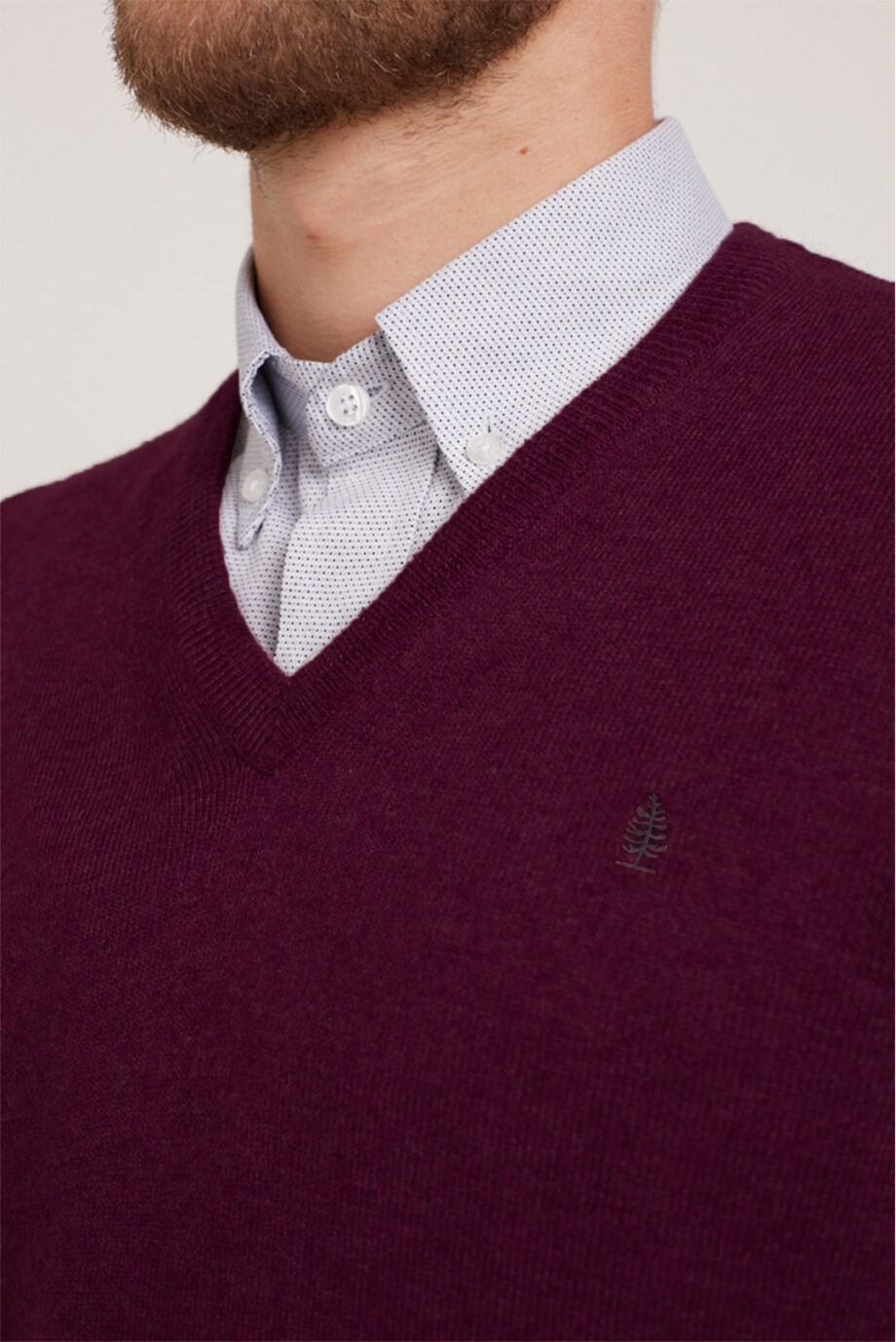 Sweater escote V liso con codera de gamuza de lana liviana