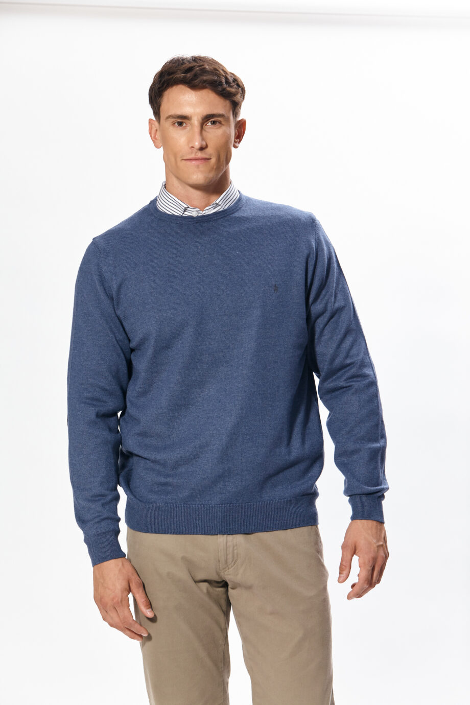 Sweater liso escote redondo con codera de gamuza de lana liviana