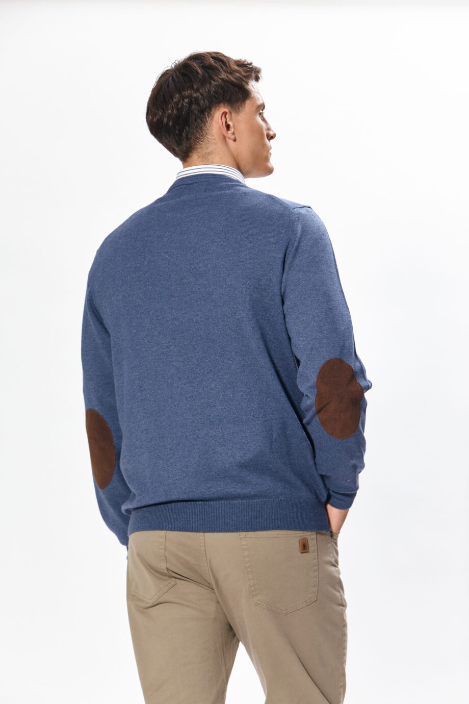 Sweater liso escote redondo con codera de gamuza de lana liviana