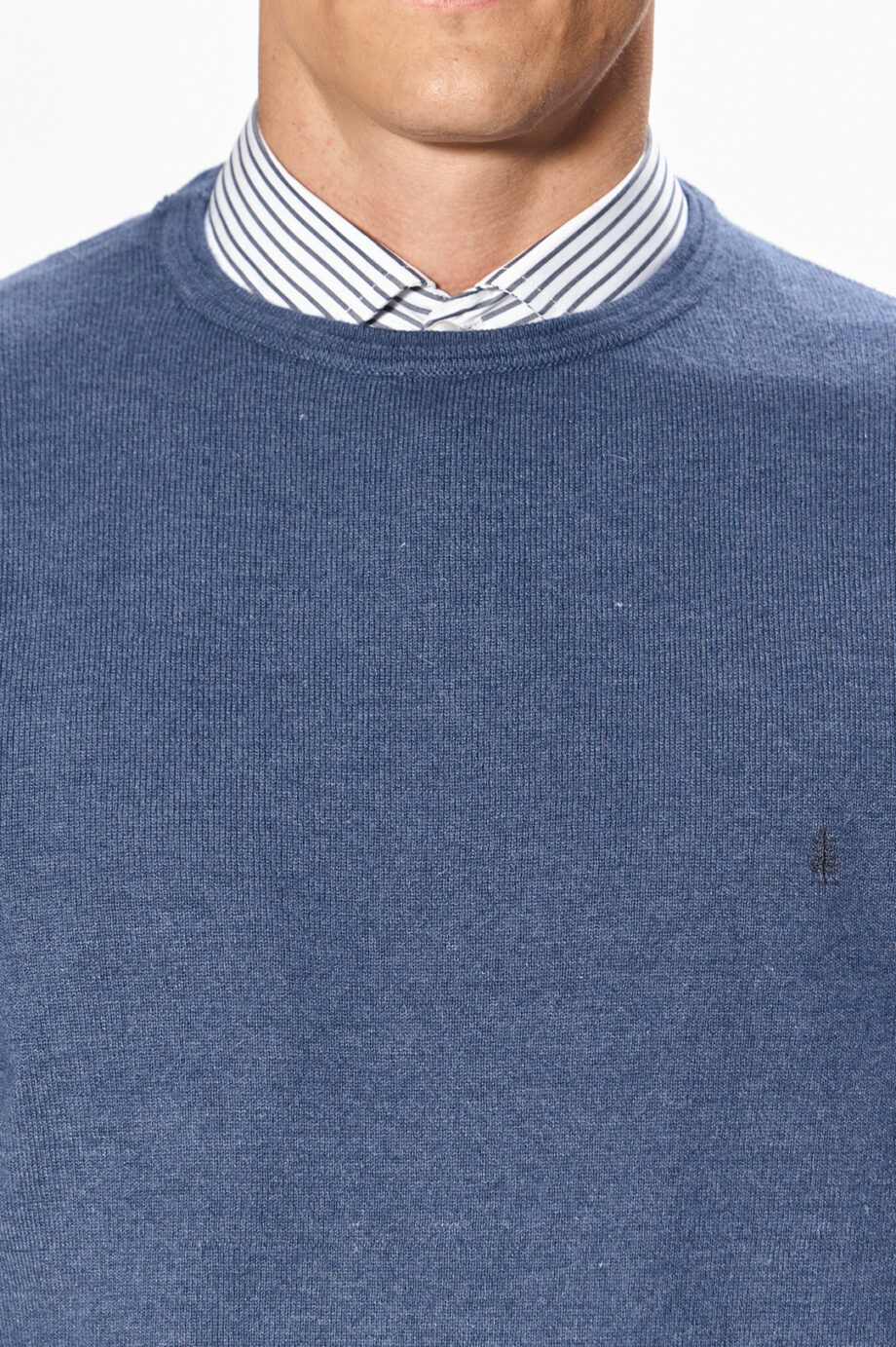Sweater liso escote redondo con codera de gamuza de lana liviana