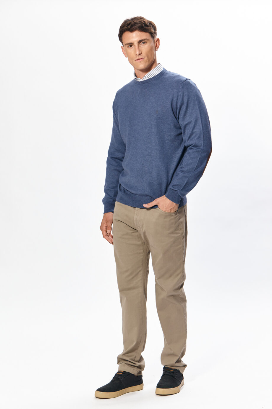 Sweater liso escote redondo con codera de gamuza de lana liviana
