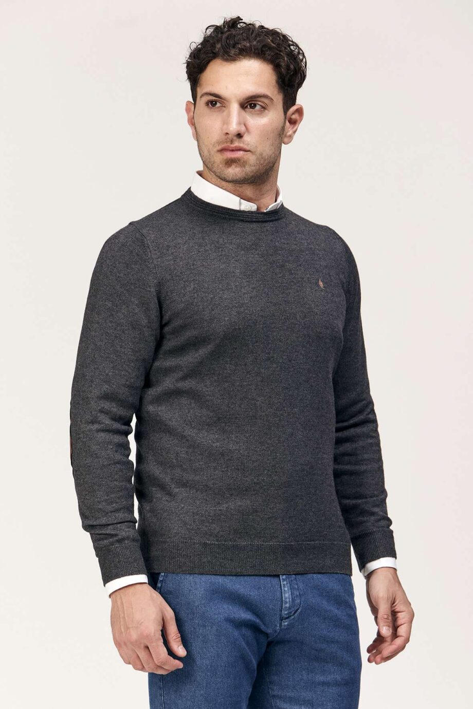 Sweater liso escote redondo con codera de gamuza de lana liviana