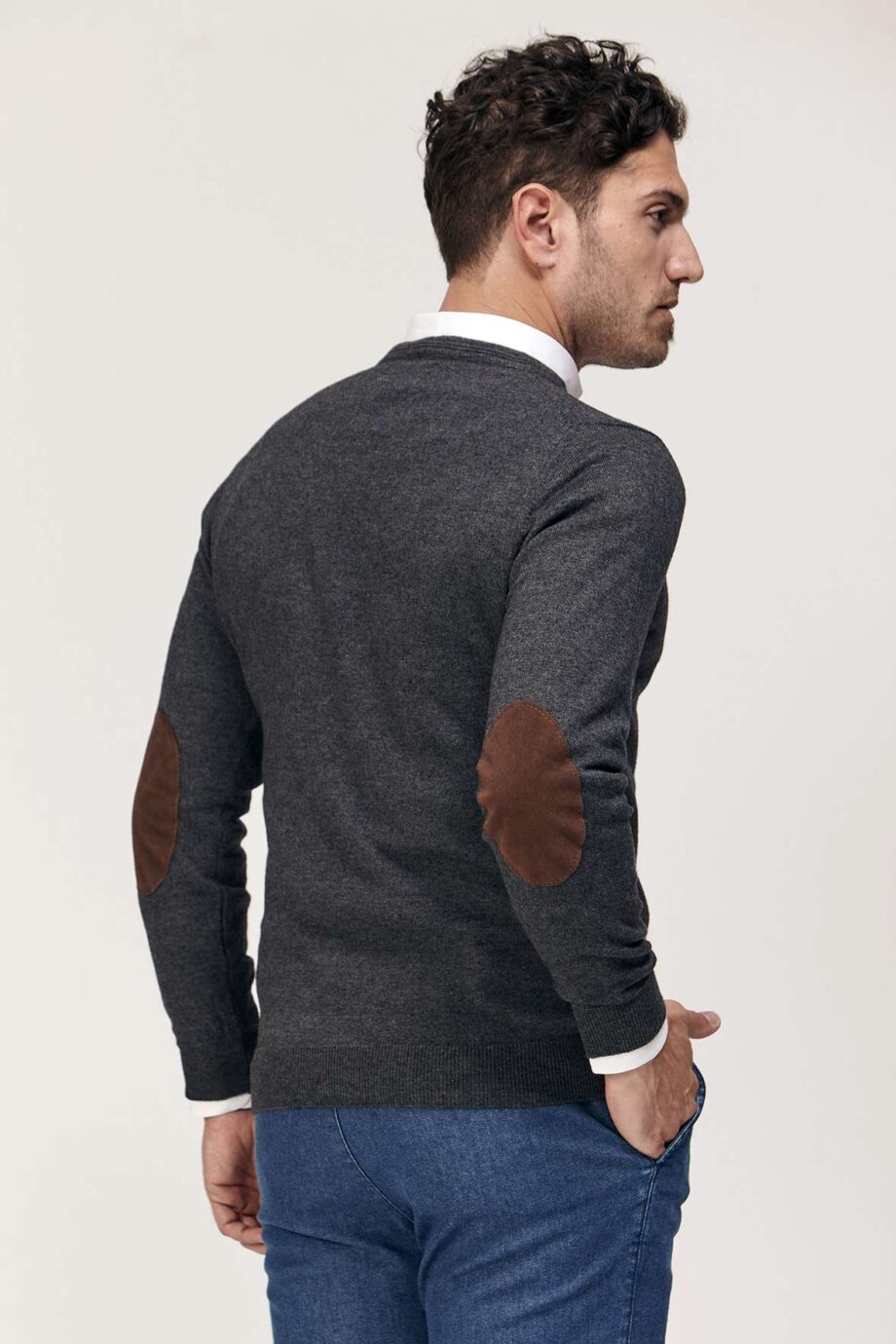 Sweater liso escote redondo con codera de gamuza de lana liviana