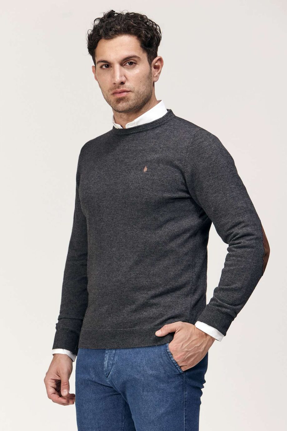 Sweater liso escote redondo con codera de gamuza de lana liviana