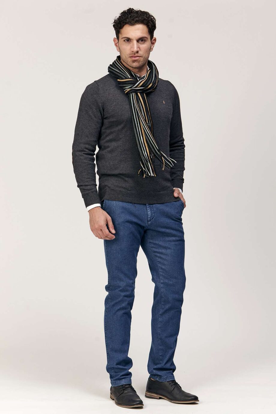 Sweater liso escote redondo con codera de gamuza de lana liviana