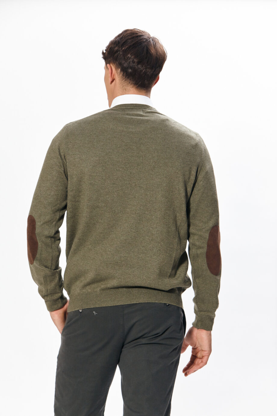 Sweater liso escote redondo con codera de gamuza de lana liviana