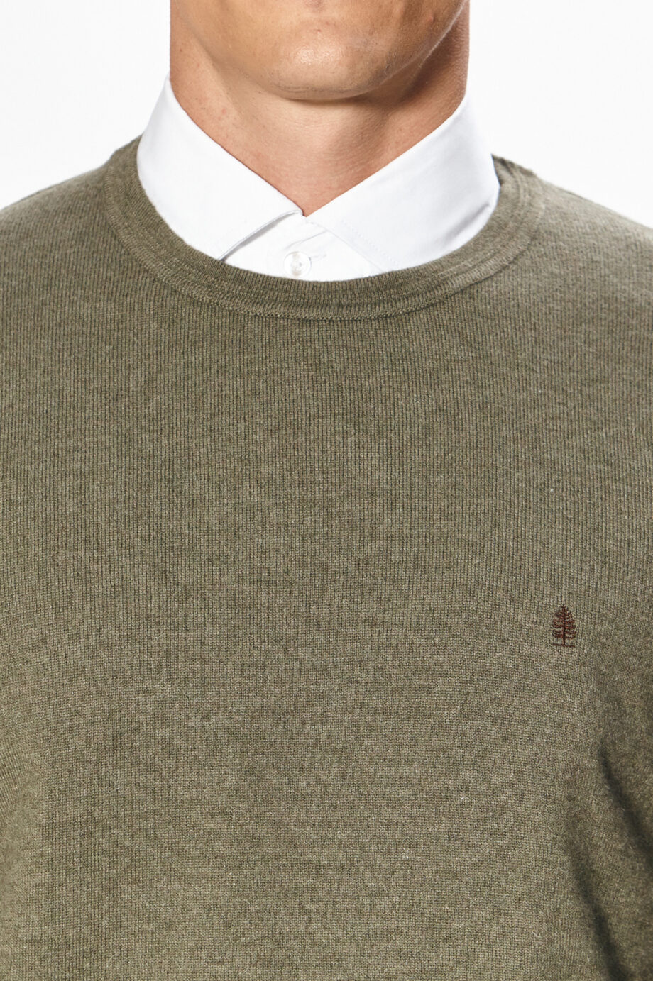 Sweater liso escote redondo con codera de gamuza de lana liviana