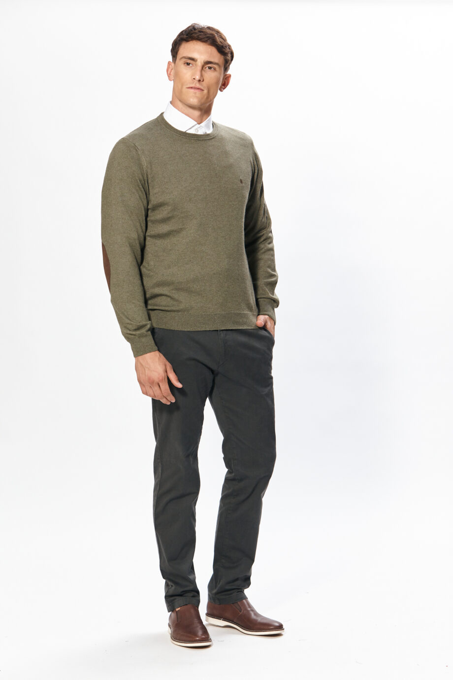 Sweater liso escote redondo con codera de gamuza de lana liviana