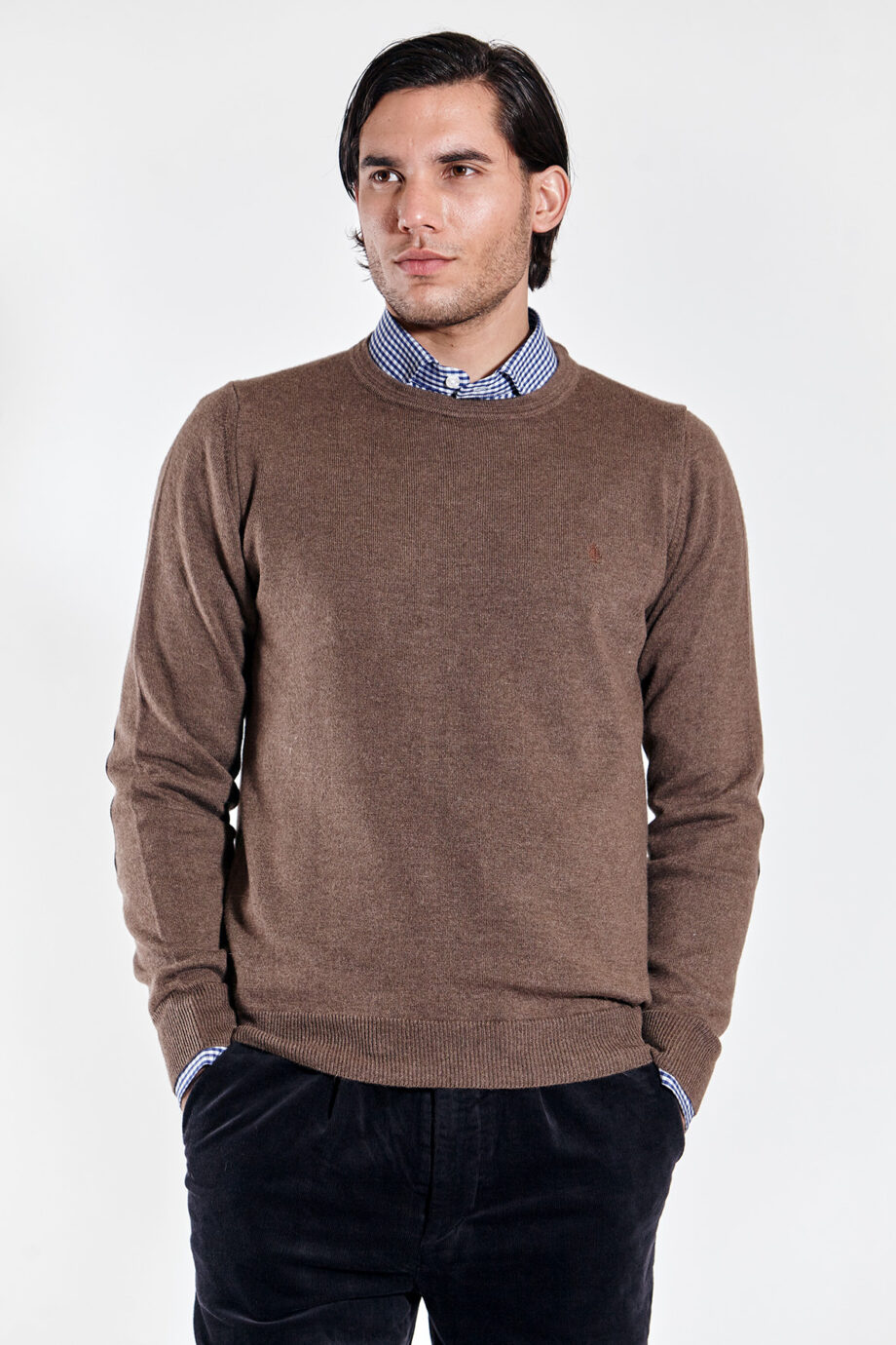 Sweater liso escote redondo con codera de gamuza de lana liviana