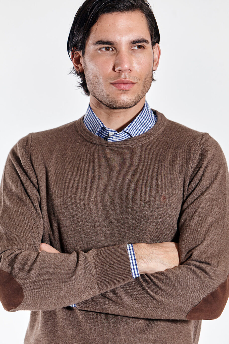 Sweater liso escote redondo con codera de gamuza de lana liviana