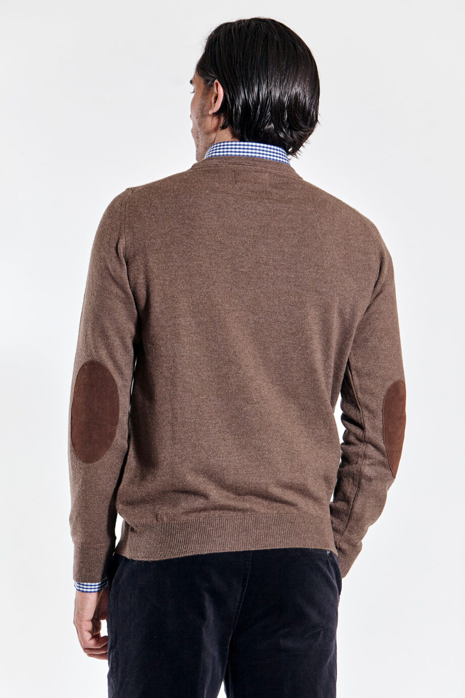 Sweater liso escote redondo con codera de gamuza de lana liviana