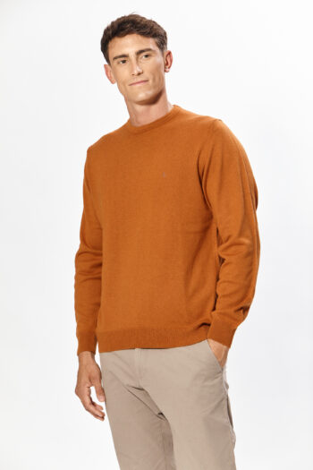 Sweater liso escote redondo con codera de gamuza de lana liviana