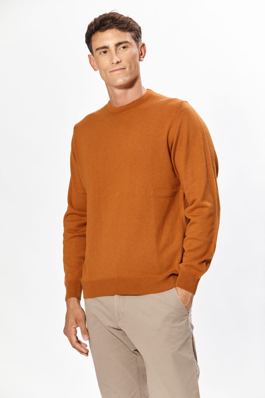 Sweater liso escote redondo con codera de gamuza de lana liviana